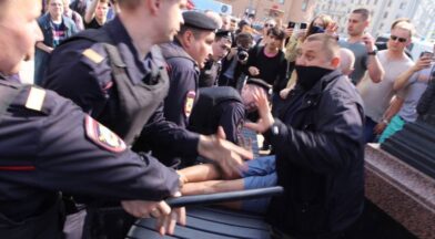 Politiet får med kniplen i Rusland