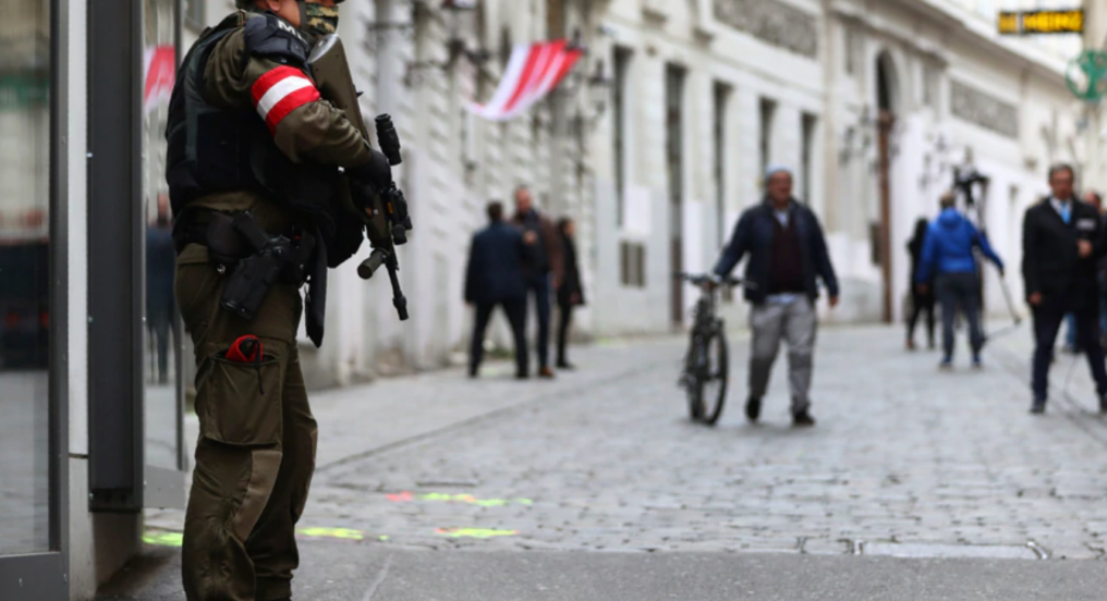 Østrig lukker moskeer besøgt af terroristen i Wien